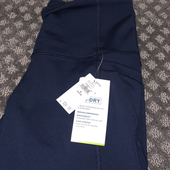 Nwt old navy elevate leggings with mesh down legs and 2 pockets - Picture 2 of 5